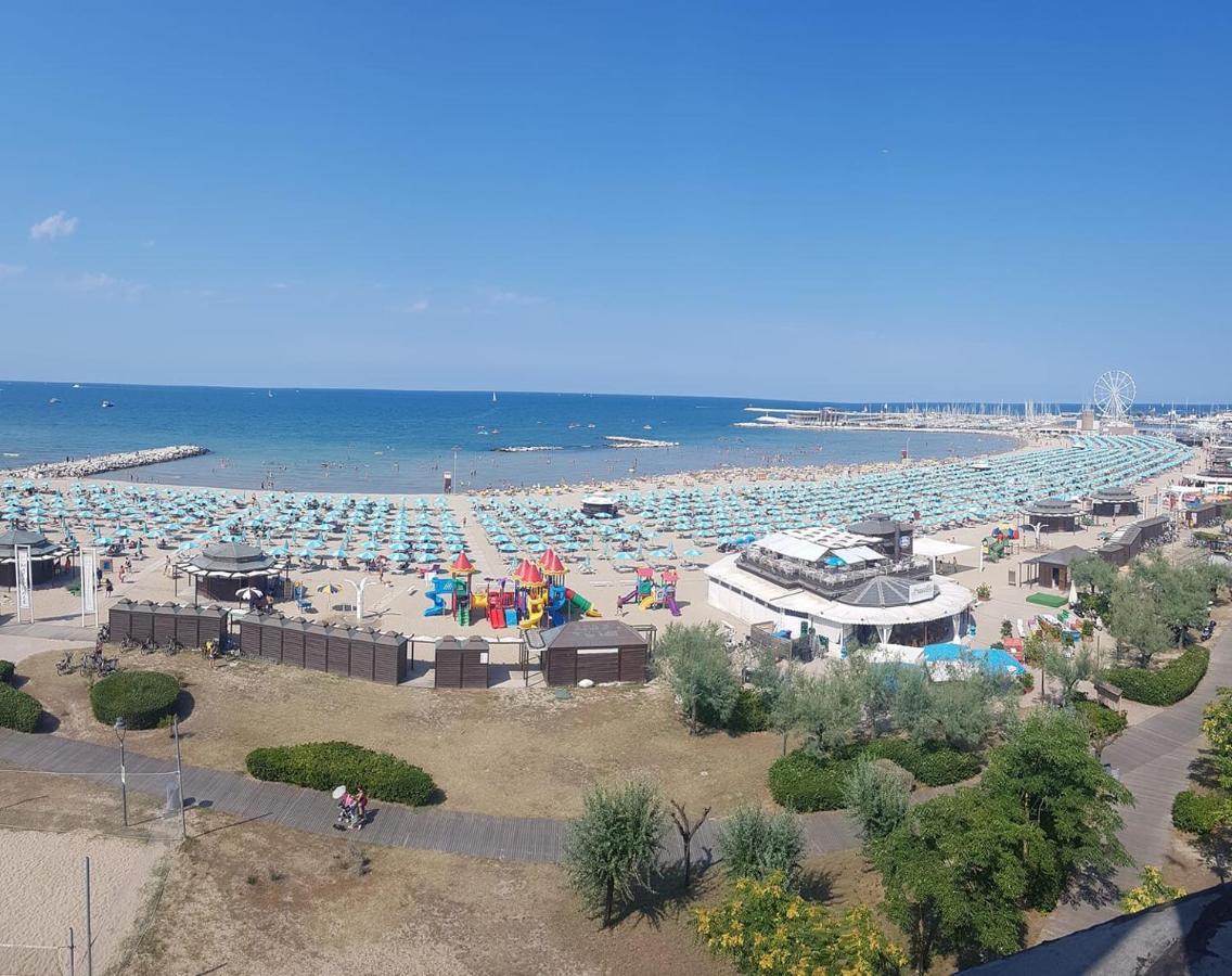 La Casa Di Clara Ombrellone Con 2 Lettini Al Lido San Giuliano Gratis E Parcheggio Privato Gratis Apartment Rimini Bagian luar foto